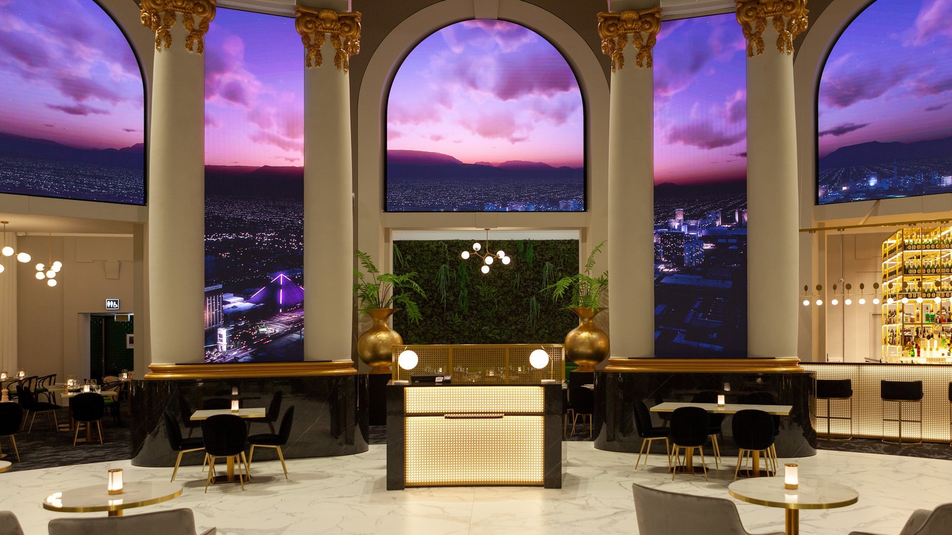 Intérieur moderne du casino de Royat avec des écrans dynamiques affichant des informations sur les jeux et événements, offrant une ambiance immersive et interactive.